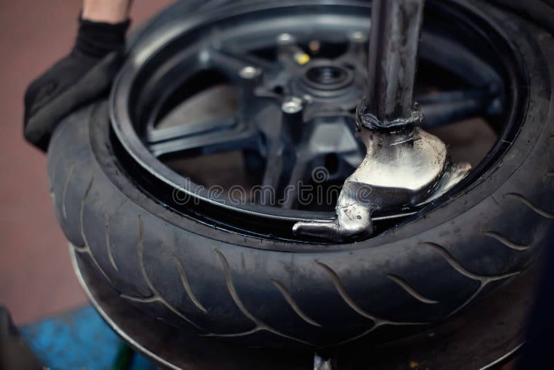 motorcykelreparationsgummihjul royaltyfri fotografi motorcykelreparationsgummihjul royaltyfri fotografi