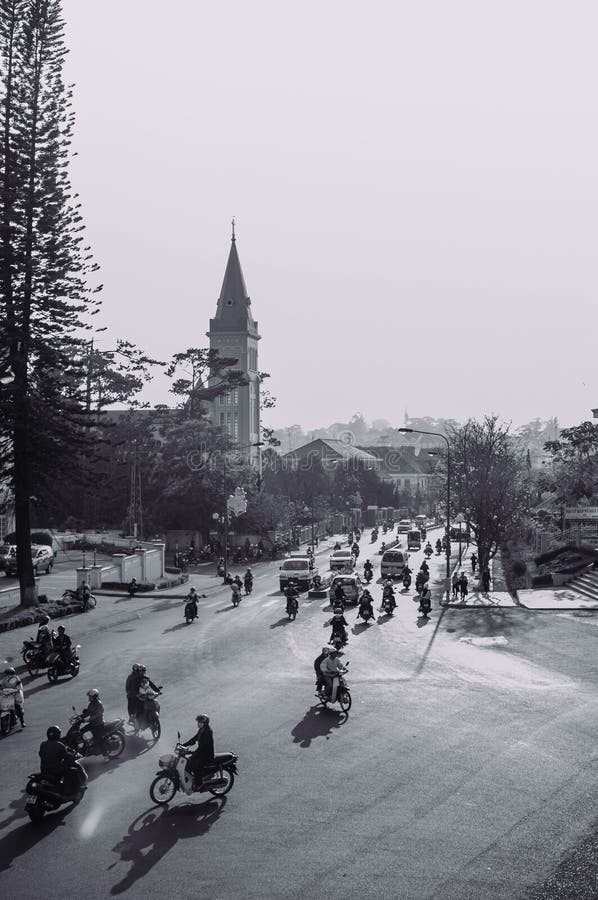 Motorcykeltrafik i afton p? Da-Latdomkyrkan med det purpurf?rgade orkid?tr?det royaltyfri bild Motorcykeltrafik i afton p? Da-Latdomkyrkan med det purpurf?rgade orkid?tr?det royaltyfri bild