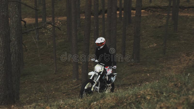 Motorcyklist klarar en svår väg i skogen med hög hastighet. motocross i skogen.