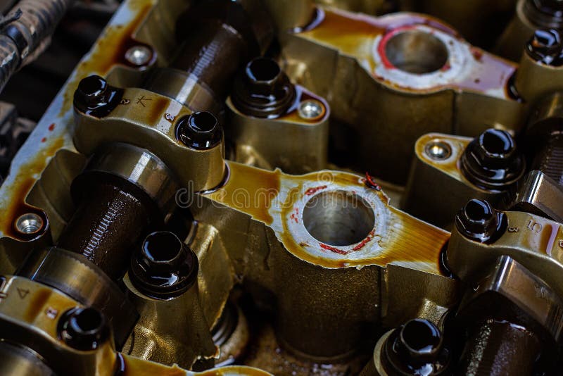 Motore a combustione interna smontato, primo piano della testa di unità immagine stock Motore a combustione interna smontato, primo piano della testa di unità immagine stock