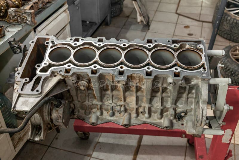 Motore del cilinder della sostituzione sei utilizzato su una gru rossa montata per installazione su un'automobile dopo una ripart fotografia stock libera da diritti Motore del cilinder della sostituzione sei utilizzato su una gru rossa montata per installazione su un'automobile dopo una ripart fotografia stock libera da diritti