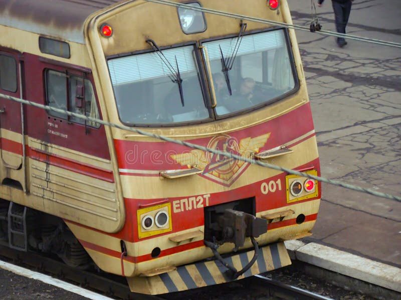 Motore rosso giallo bianco n. 01 con simbolo di schermatura che attraversa un paesaggio urbano durante il giorno fotografia stock