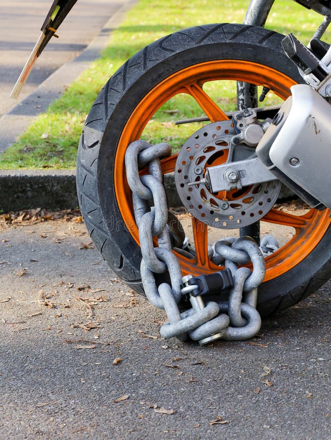 Motorfiets anti-diefstal ketting met het slot van de hangslotveiligheid op achterw royalty-vrije stock foto's Motorfiets anti-diefstal ketting met het slot van de hangslotveiligheid op achterw royalty-vrije stock foto's