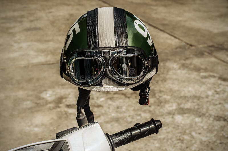 Motorfiets op de weg met een helm op de sturen royalty-vrije stock afbeelding Motorfiets op de weg met een helm op de sturen royalty-vrije stock afbeelding