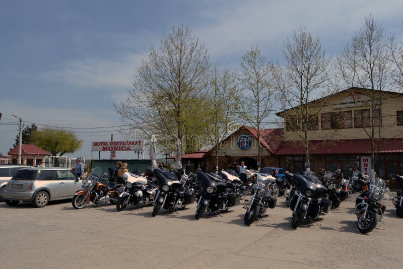 Motorfietsen en fietsers bij een vriendschappelijk festival 15 April 2018 CălăraÅŸi 1 stock afbeeldingen Motorfietsen en fietsers bij een vriendschappelijk festival 15 April 2018 CălăraÅŸi 1 stock afbeeldingen