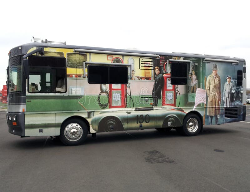 Motorhome americano artisticamente progettato con le foto della stagnola della stampa dell'artista immagine stock libera da diritti Motorhome americano artisticamente progettato con le foto della stagnola della stampa dell'artista immagine stock libera da diritti