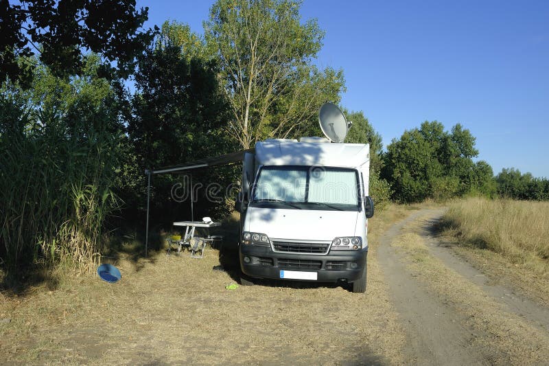 Motorhome parkował na małym kraju obraz stock Motorhome parkował na małym kraju obraz stock