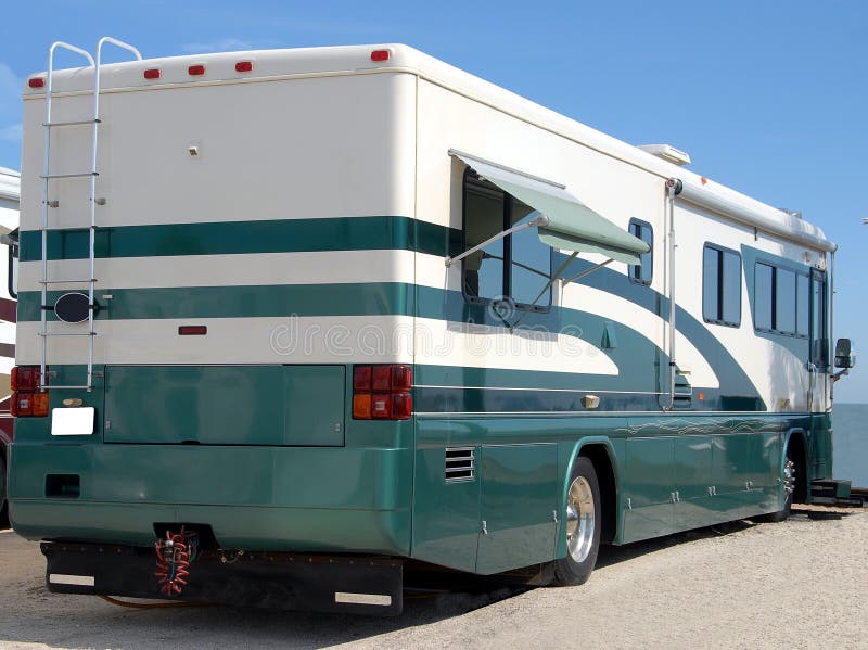 Autocaravana a acampar na praia imagens de stock