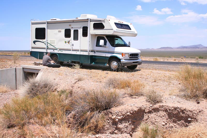 Motorhome RV mit Ebene in der Wüste