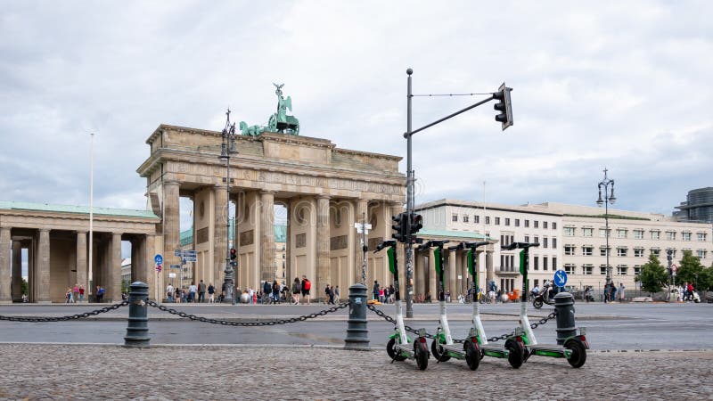 Motorisierte elektrische Roller an Brandenburger Tor in Berlin, Deutschland im Sommer stockbild Motorisierte elektrische Roller an Brandenburger Tor in Berlin, Deutschland im Sommer stockbild