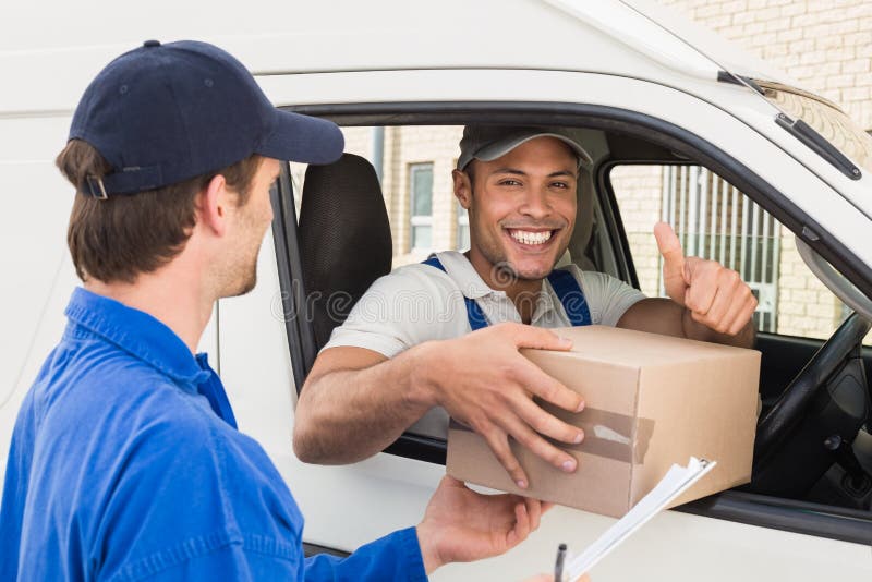 Motorista da entrega que entrega o pacote ao cliente em sua camionete imagem de stock Motorista da entrega que entrega o pacote ao cliente em sua camionete imagem de stock