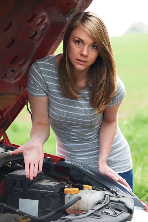 Motorista femenino frustrado con el coche analizado foto de archivo Motorista femenino frustrado con el coche analizado foto de archivo
