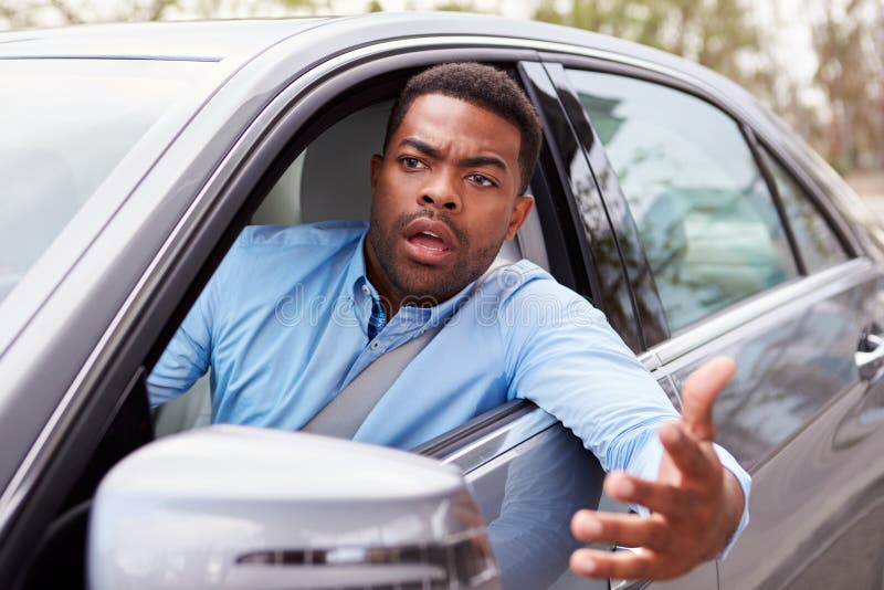 Motorista masculino afro-americano frustrante no carro