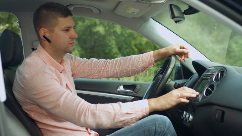 Motorista que procura pela rota usando o sistema de navegação