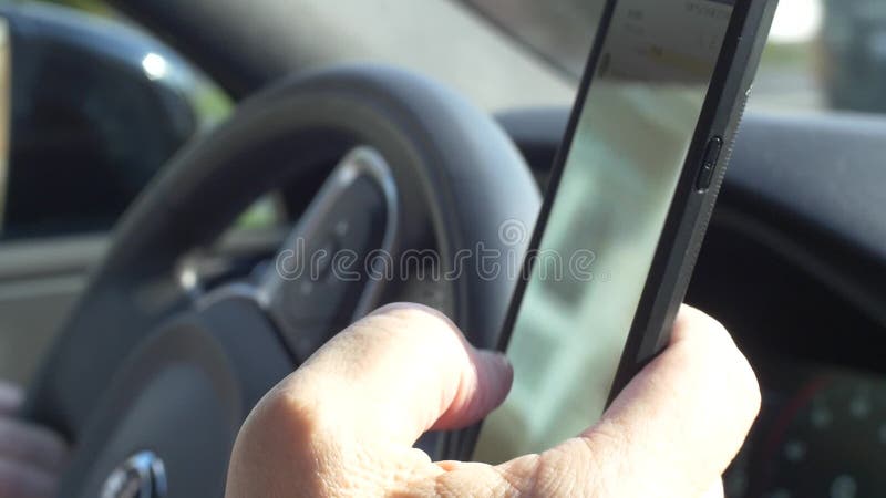 Motorista que texting no movimento lento