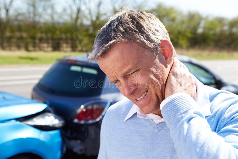 Motorista Suffering From Whiplash após a colisão do tráfego foto de stock Motorista Suffering From Whiplash após a colisão do tráfego foto de stock