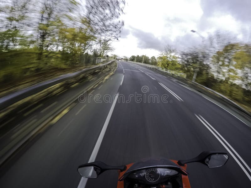 Motorrad in der Bewegung - eine Ansicht von der Reiterposition/von London, Großbritannien