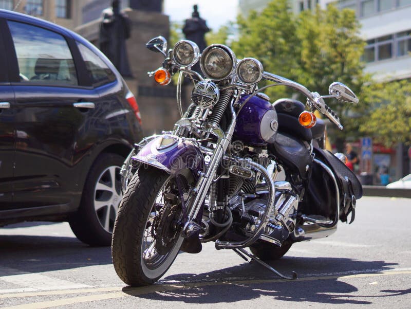 Motorrad Harley Davidson geparkt auf der Straße auf Wenceslas Square in Prag stockfotos Motorrad Harley Davidson geparkt auf der Straße auf Wenceslas Square in Prag stockfotos