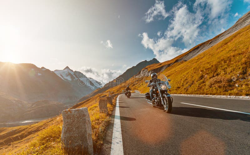Motorradfahrer, der japanischen Kreuzer der hohen Leistung in der alpinen Landstraße auf berühmtes Hochalpenstrasse, Österreich r stockfotografie Motorradfahrer, der japanischen Kreuzer der hohen Leistung in der alpinen Landstraße auf berühmtes Hochalpenstrasse, Österreich r stockfotografie