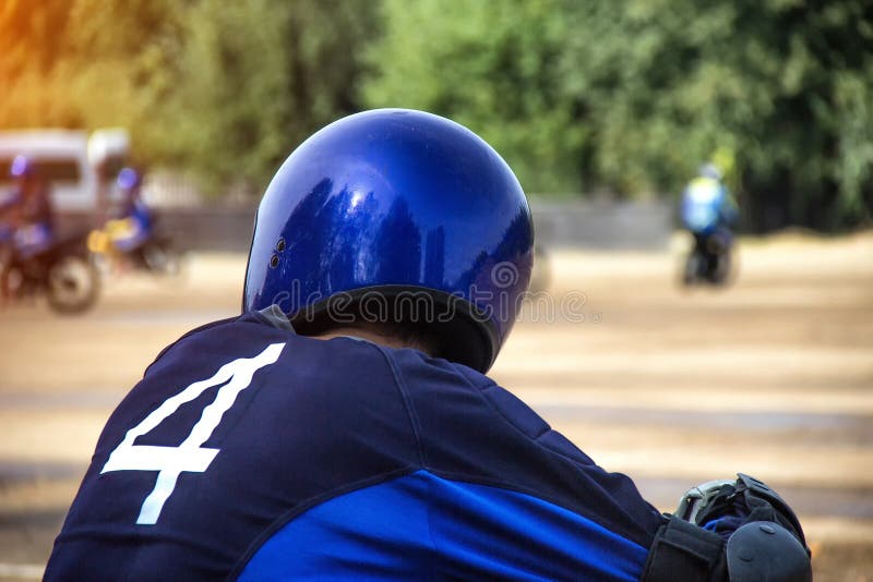 Motorradfahrer in einem Sturzhelm auf dem Hintergrund des Motorrades Wettbewerbe, Kopienraum laufend stockbild Motorradfahrer in einem Sturzhelm auf dem Hintergrund des Motorrades Wettbewerbe, Kopienraum laufend stockbild