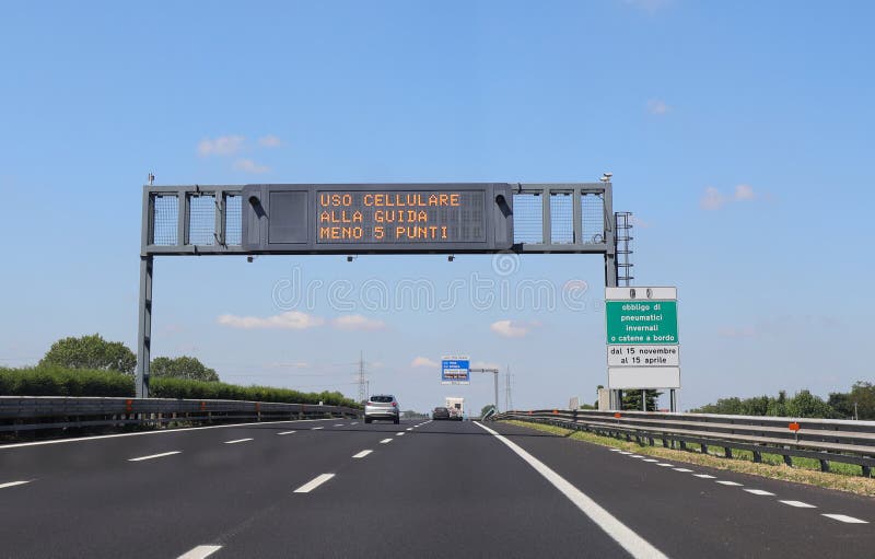 Sinal De Trânsito No Final Da Rodovia Na Itália E O Texto Fine Autostrada  Que Significa END MOTORWAY Em Língua Italiana Fotos, retratos, imágenes y  fotografía de archivo libres de derecho. Image