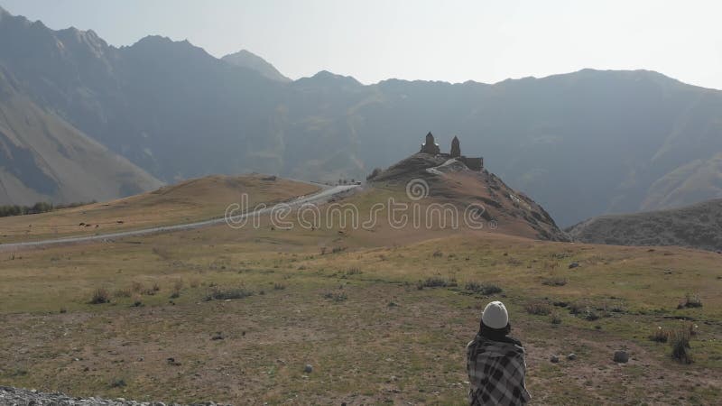 Mouche aérienne au-dessus du touriste féminin profitant du panorama banque de vidéos