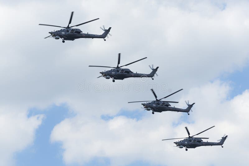 Mouche russe d'hélicoptère de l'Armée de l'Air Mi-28 au-dessus de place rouge image stock Mouche russe d'hélicoptère de l'Armée de l'Air Mi-28 au-dessus de place rouge image stock