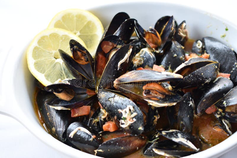 Moules cuites à la vapeur avec de la sauce à ail de vin blanc photos libres de droits Moules cuites à la vapeur avec de la sauce à ail de vin blanc photos libres de droits