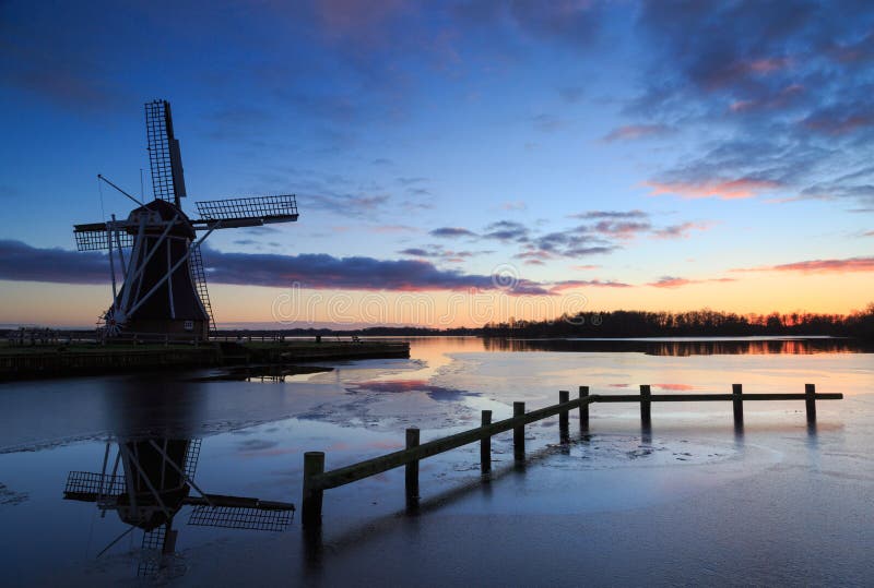 Moulin à vent avec la configuration du soleil derrière la France image stock Moulin à vent avec la configuration du soleil derrière la France image stock