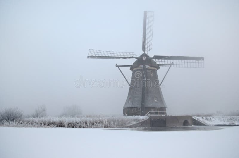 Moulin à vent en hiver en Hollande images stock Moulin à vent en hiver en Hollande images stock