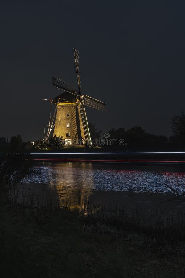 Moulin à vent lumineux rare chez Kinderdjik photographie stock libre de droits Moulin à vent lumineux rare chez Kinderdjik photographie stock libre de droits