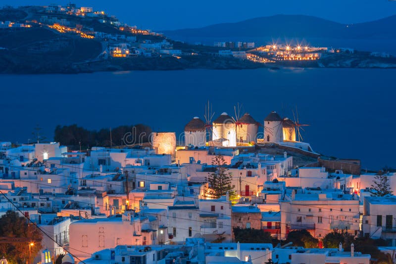 Moulins à Vent Traditionnels Au Coucher Du Soleil Santorini