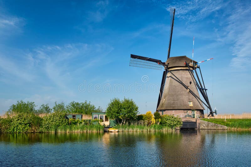Moulins à vent chez Kinderdijk en Hollande netherlands images libres de droits Moulins à vent chez Kinderdijk en Hollande netherlands images libres de droits