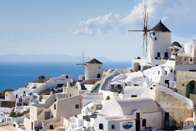 Moulins à vent traditionnels dans le village Oia de Santorini photographie stock libre de droits Moulins à vent traditionnels dans le village Oia de Santorini photographie stock libre de droits