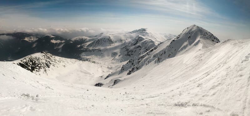 Chopok a panoráma Nízkych Tatier za slnečného dňa.