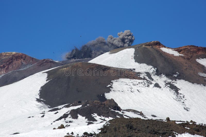 Etna vybuchne na Jar ako turisti stúpanie na vrchol.