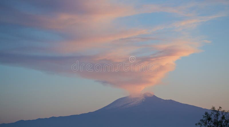 Kouřové vlečky z Mount Etna při západu Slunce.