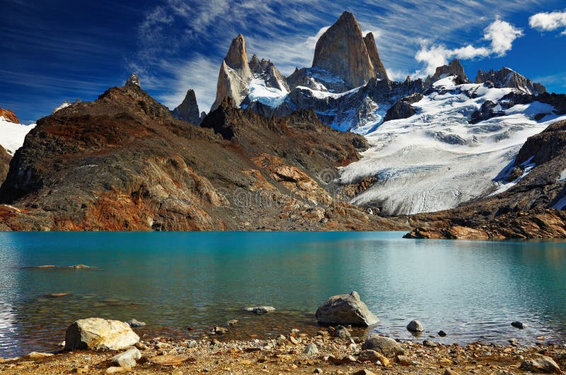 70+ Carro Na Estrada Na Patagônia Argentina Com O Monte Fitz Roy fotos de  stock, imagens e fotos royalty-free - iStock