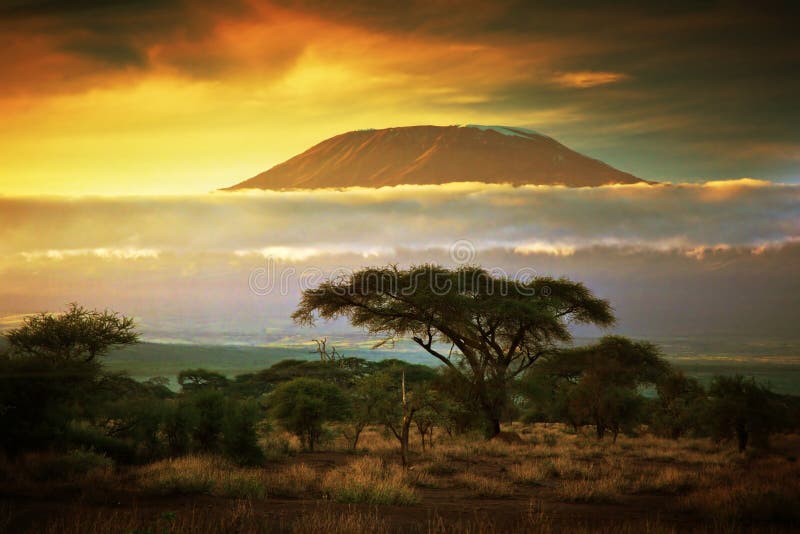 Kilimandžáro a mraky line při západu slunce, pohled z savany krajina v Amboseli, Keňa, Afrika.