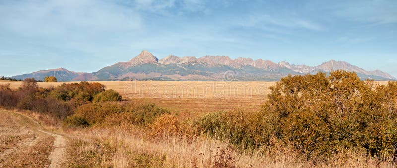 Vrch Kriváň slovenský symbol široké panorama s podzimním sklizeným polem a malým lesem v popředí, typické podzimní