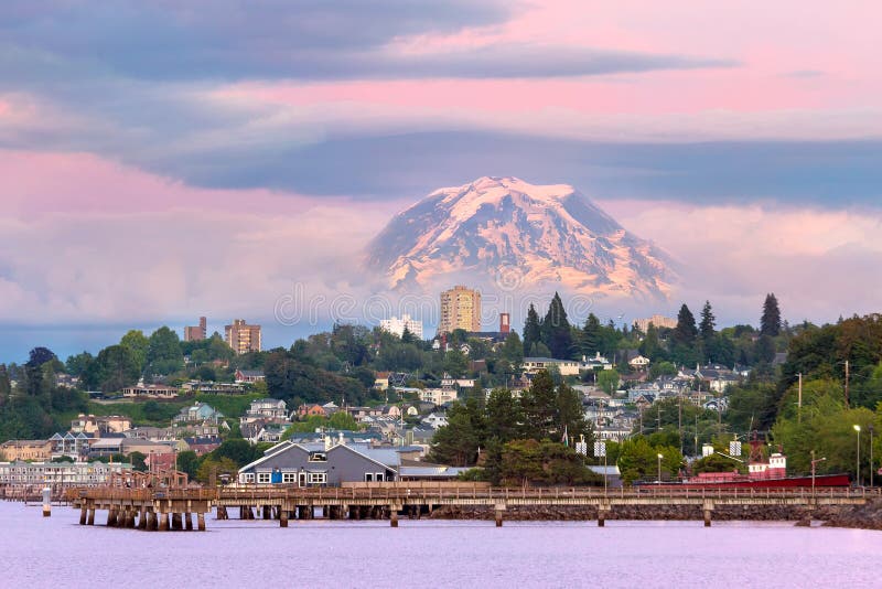 Mount Rainier över Tacoma strand på skymning i staten Washington royaltyfria bilder Mount Rainier över Tacoma strand på skymning i staten Washington royaltyfria bilder