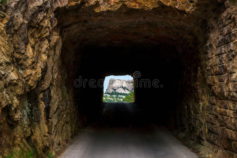 Mount Rushmore inramade vid tunnelen på den Iron Mountain vägen i Blacket Hills av South Dakota, USA royaltyfria foton Mount Rushmore inramade vid tunnelen på den Iron Mountain vägen i Blacket Hills av South Dakota, USA royaltyfria foton