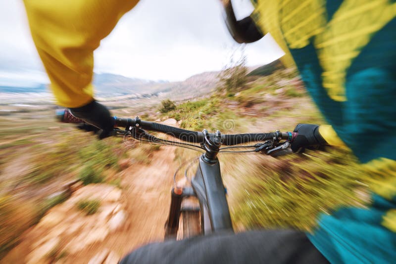 Bicicleta de ciclismo e homem fazendo um truque de salto no céu