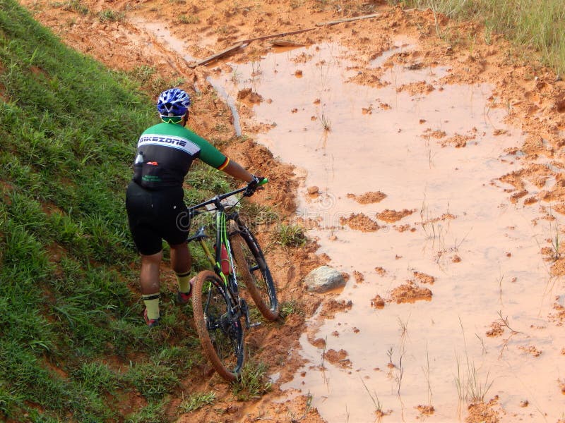 zelf Vanaf daar te rechtvaardigen Mountain Bike Rider Try To Pass Trough Rough Terrain. Cyclists Jersey are Littered with Soil and Mud. Editorial Stock Image - Image of lumpur, cyclists: 139833839 zelf Vanaf daar te rechtvaardigen Mountain Bike Rider Try To Pass Trough Rough Terrain. Cyclists Jersey are Littered with Soil and Mud. Editorial Stock Image - Image of lumpur, cyclists: 139833839