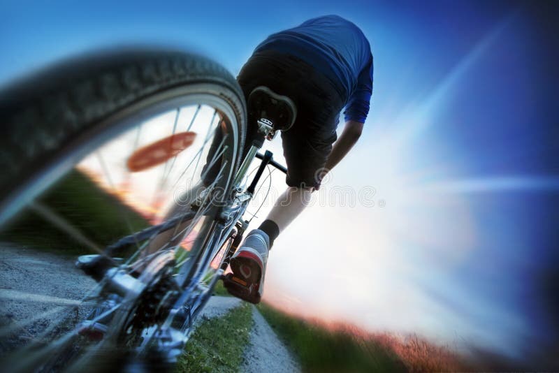 De montana ciclismo en atardecer.