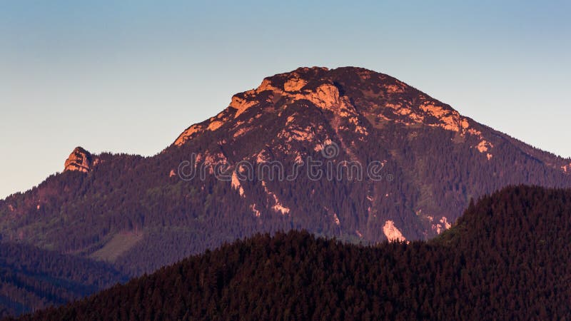 Horský Choč při východu slunce u Dolného Kubína, Slovensko