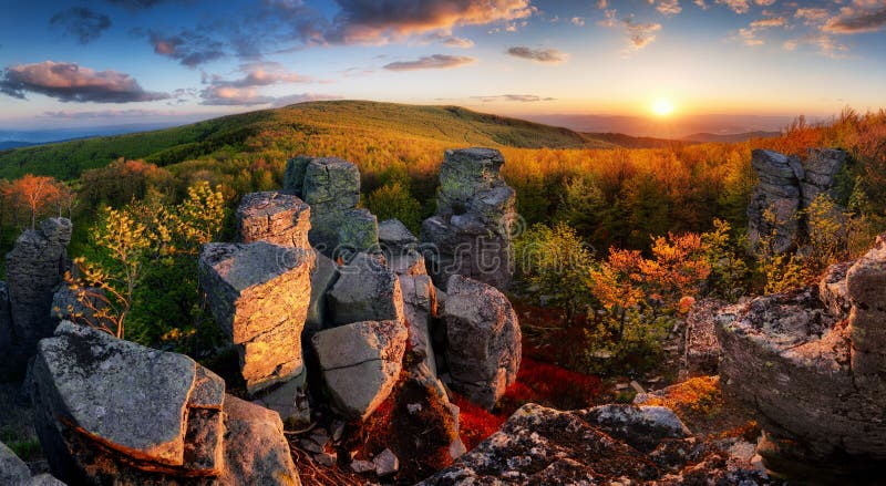 Horská dramatická panoráma západu slnka z vrcholu, krajina Vtáčnik - Slovensko