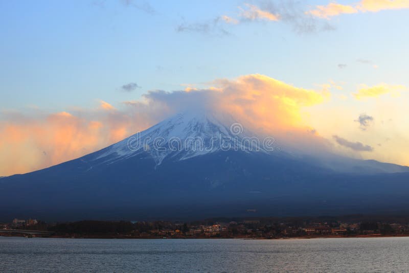 Tramonto le nuvole coprono la cima del monte Fuji, in Giappone.