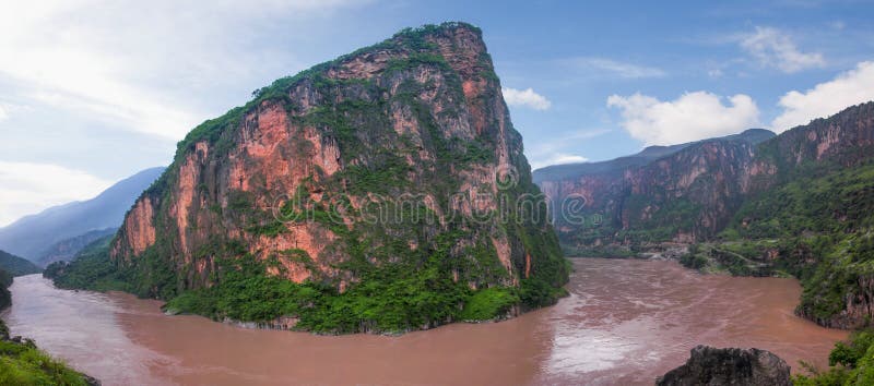 Jinsha River, je jiné jméno Řeky Yangtze, když jeho voda protékala proti proudu mezi hranici Sichuan a Yunnan provincie v Číně.