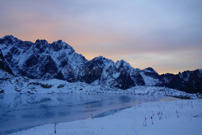 Horské jezero zvané Litvorové pleso ve Vysokých Tatrách při zimním západu slunce, Slovensko